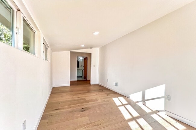 Building Photo - 103 N Kingsley Dr