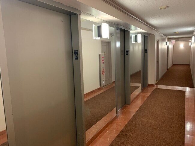 Building Photo - 1212 N La Salle Dr