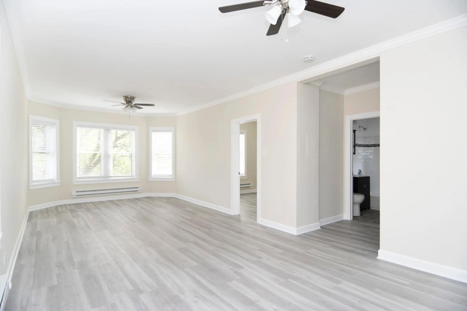 Building Photo - 648 W Roscoe St