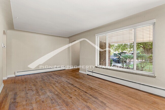 Building Photo - Charming Home with Washer/Dryer and Fenced...