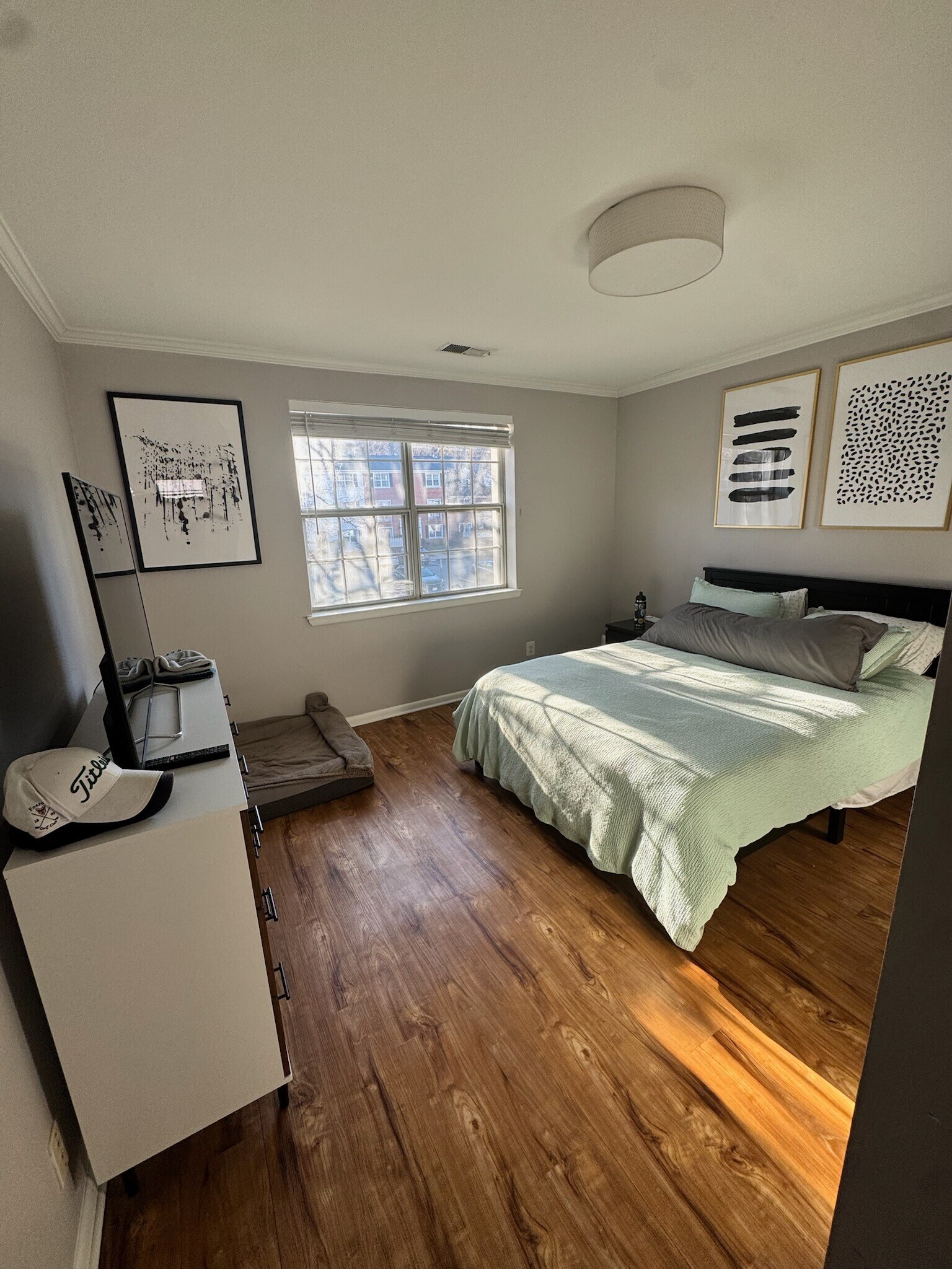Main bedroom with king sized bed - 2841 S Wakefield St
