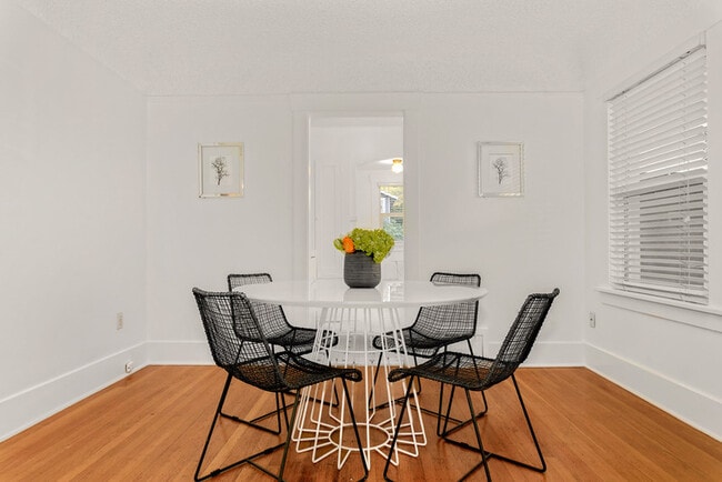 Building Photo - 2610 Glenwilde Pl E