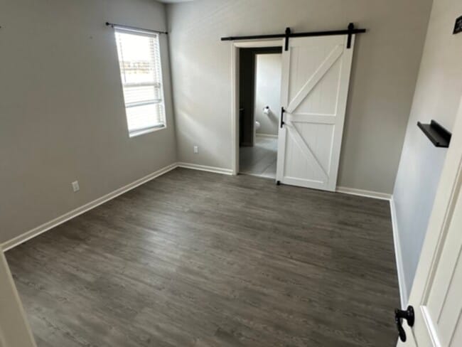 Building Photo - CUTE 3 BED, 2 BATH HOUSE Spacious inside a...