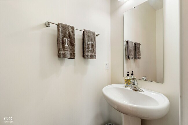 Building Photo - 6192 Bayard Dr