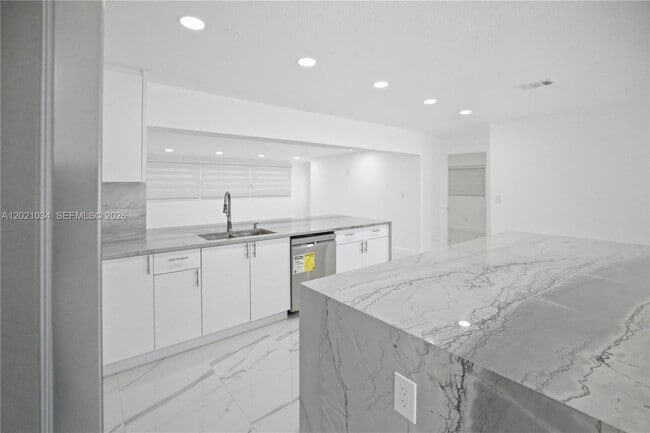 Building Photo - 7051 SW 29th St