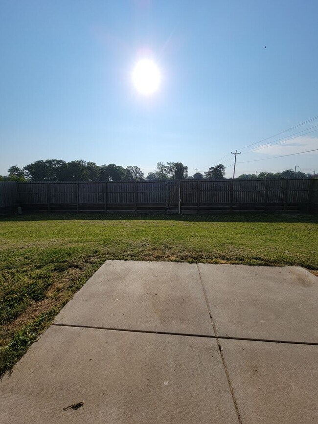 Building Photo - Beautiful & Spacious 3 Bedroom, 2 Bathroom...