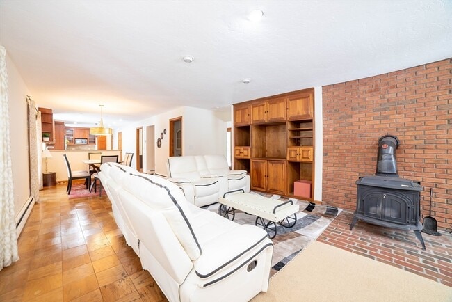 Building Photo - 160 Floral St