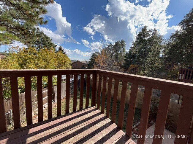 Building Photo - 1527 Spring Valley Dr