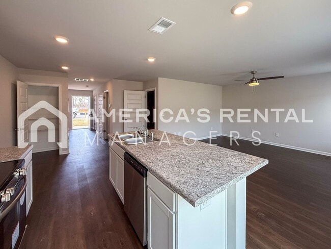 Building Photo - Escape to Lakeside Living in Lincoln! Available to View Now!