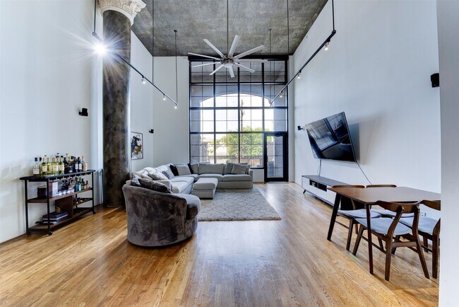 Building Photo - 1005 S Shepherd Dr