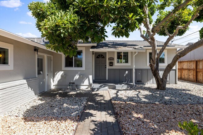 Building Photo - Updated 4 Bedroom 2 Bath North Napa Home