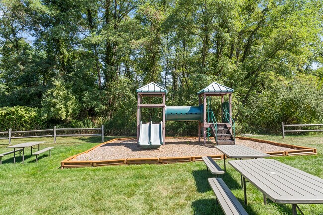 Building Photo - 601 Larson Dr