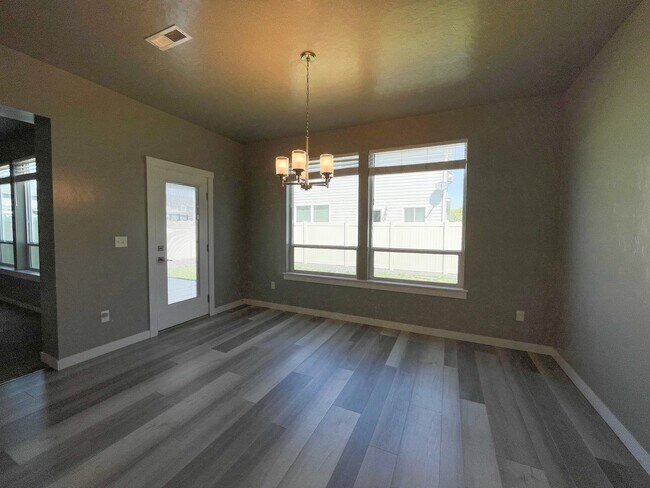 Building Photo - 2592 E Blackstone Dr