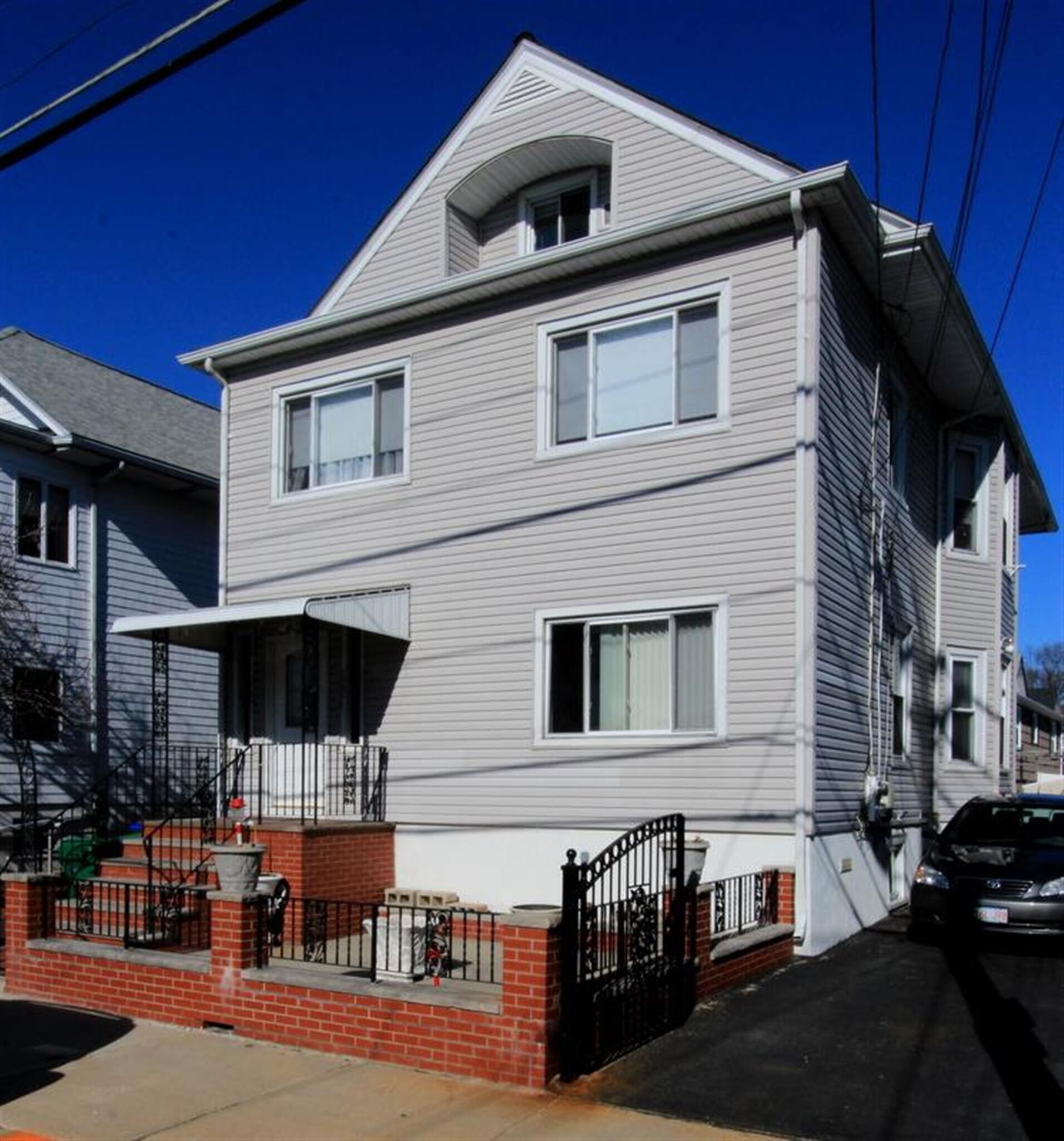 Building Photo - 122 Willis Ave