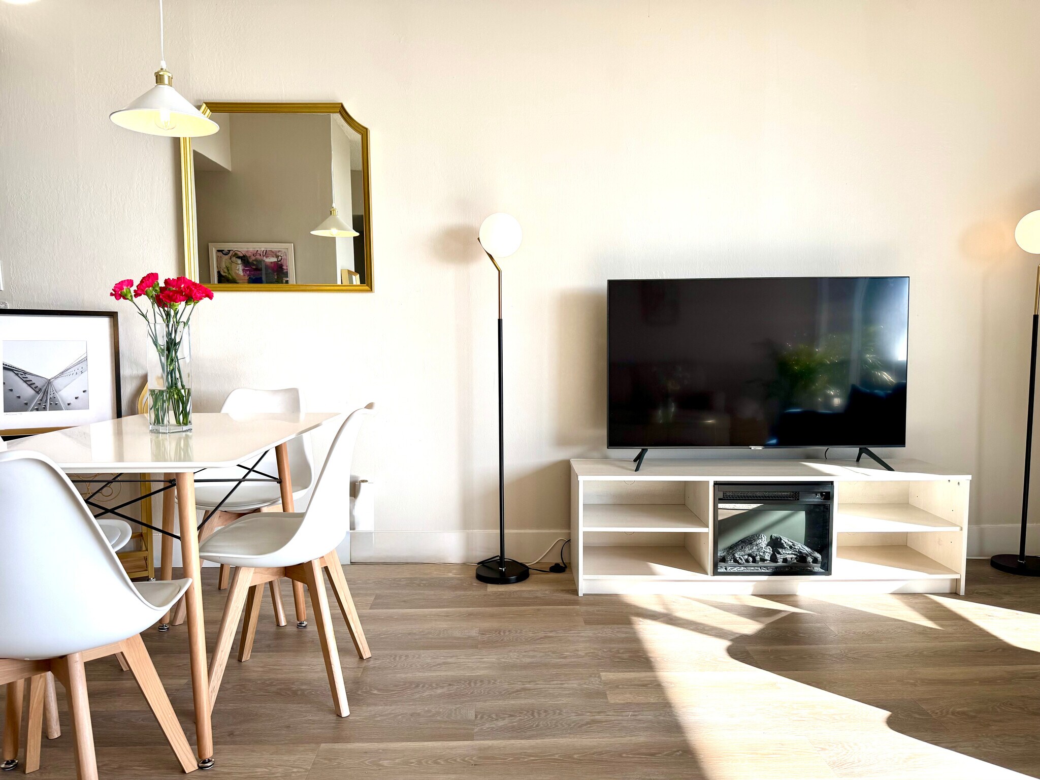 Electric fireplace - 633 Cowper St