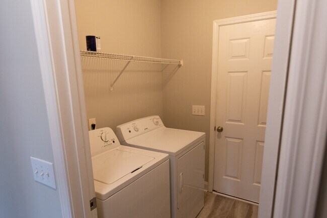 Building Photo - Beautiful 3 bedroom, 2 bath single family home