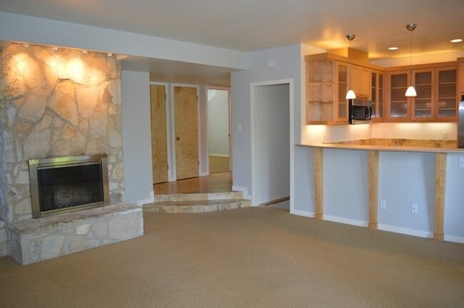 Building Photo - Spacious Two-Story Duplex Near Caledonia