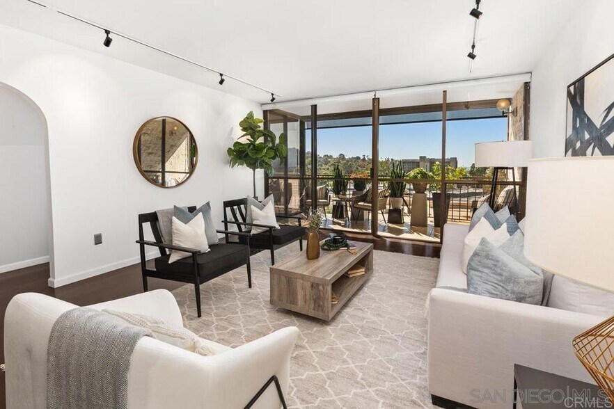 Building Photo - 2500 Torrey Pines Rd