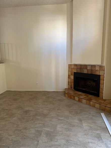 Building Photo - 2046 S Bon View Ave