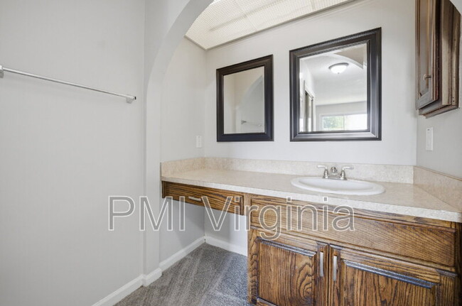 Building Photo - 901 Vincent Ct