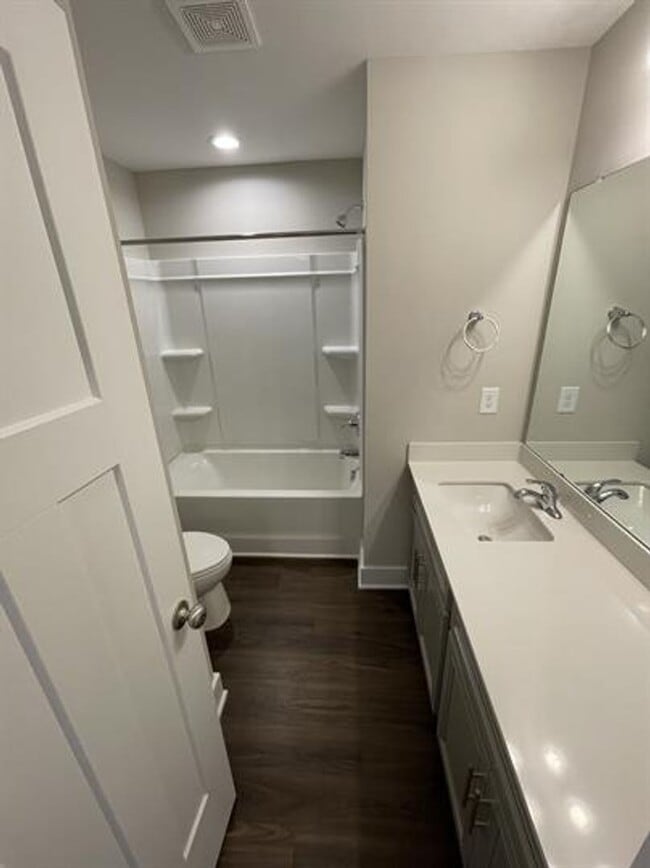 Building Photo - Spacious - Close to Downtown Greenville 3/2.5 Available April 1st