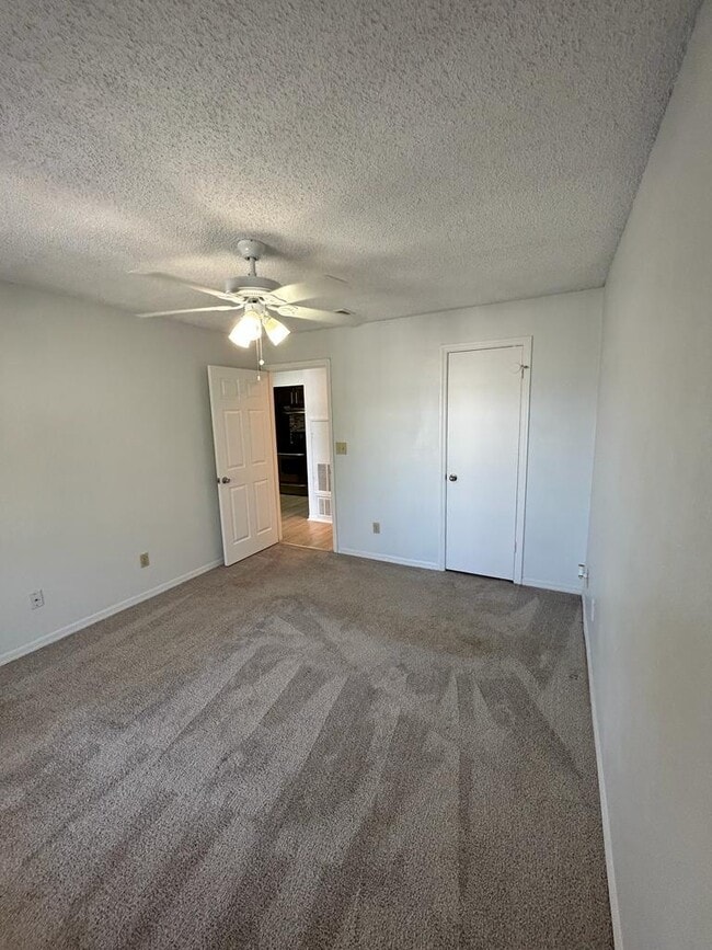 Building Photo - 1055 S Hiawassee Rd