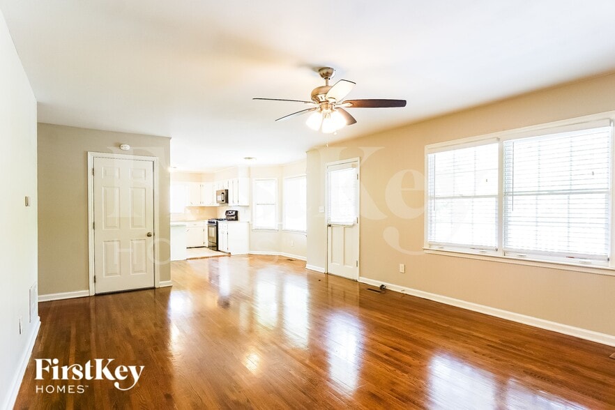 Building Photo - 2204 Lynncrest Ln