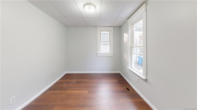 Building Photo - 18 Chestnut St