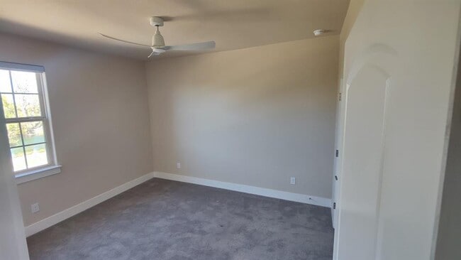Building Photo - 335 Madison Oaks Ave