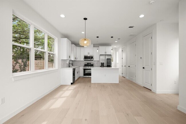 Building Photo - 5305 Ledesma Rd