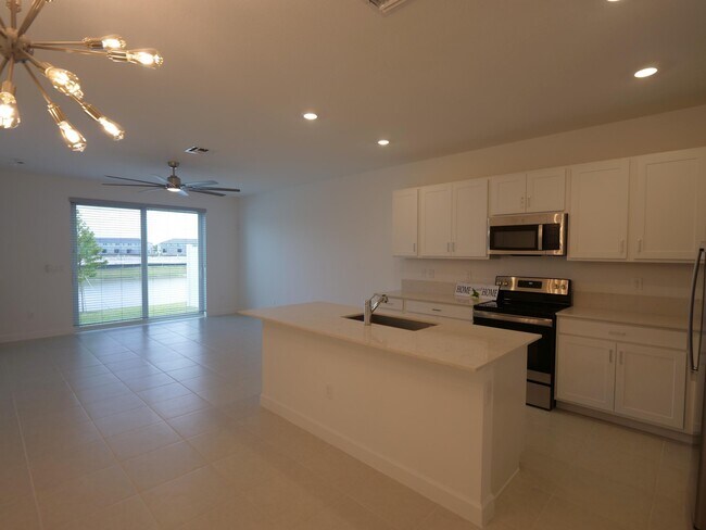 Building Photo - 206 SE Woodbark St