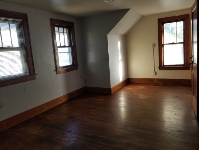 Building Photo - 119 Mohawk St