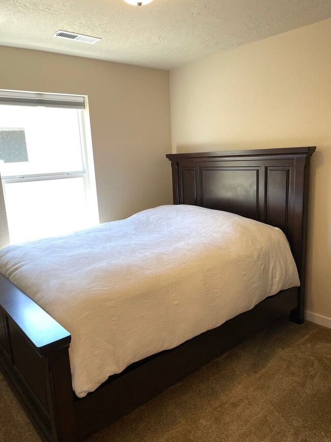 Building Photo - Beautiful 3-Bedroom Home
