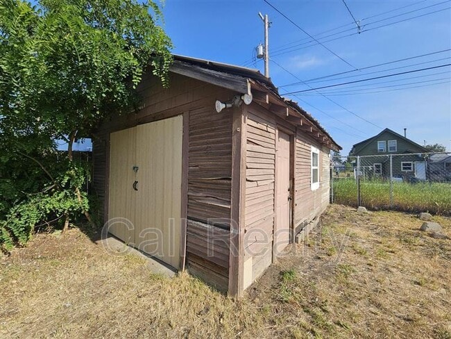 Building Photo - 2721 E Rowan Ave
