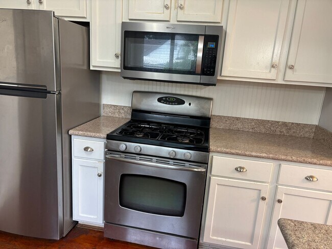 Building Photo - 3 Bedroom on large lot