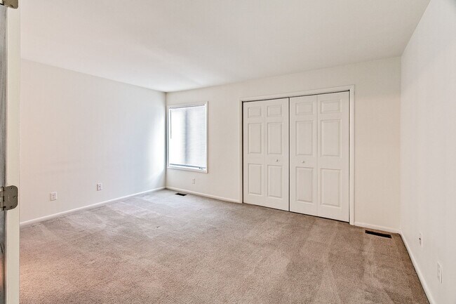 Building Photo - 2 bedroom, 2.5 bath townhome in Pike Creek