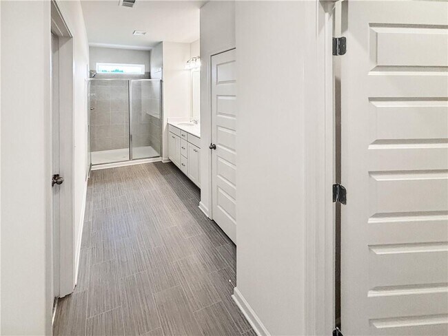 Building Photo - 5784 Silver Lk Dr