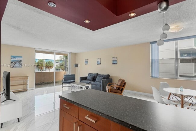 Building Photo - 9440 W Bay Harbor Dr