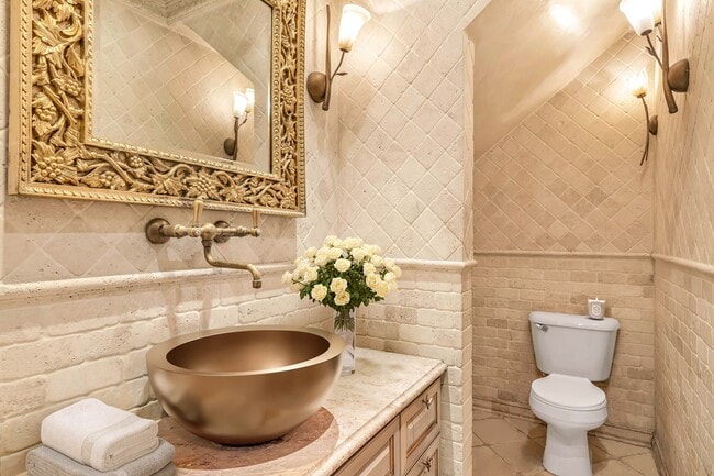 Building Photo - 313 W 71st St