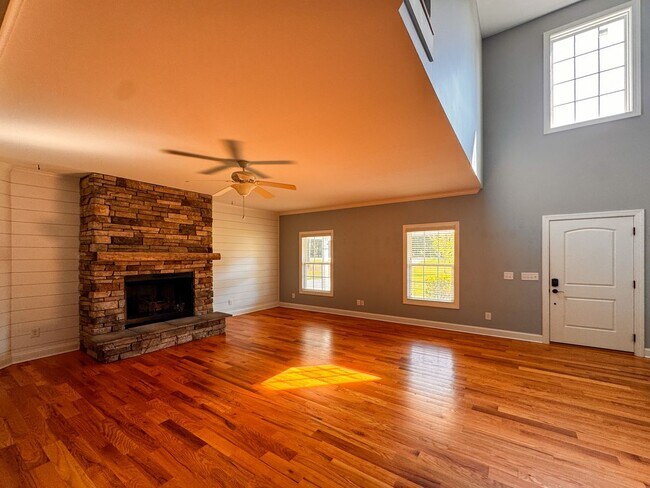 Building Photo - Spacious 5 Bed 3.5 Bath Home in Carthage
