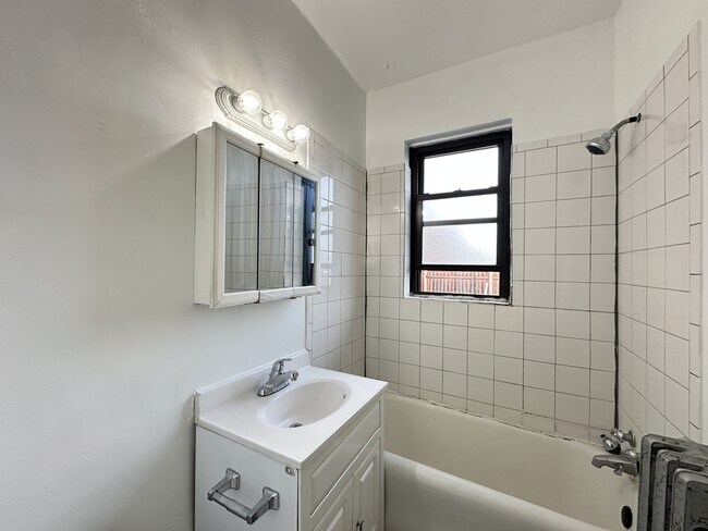 Building Photo - 4834 N Damen Ave