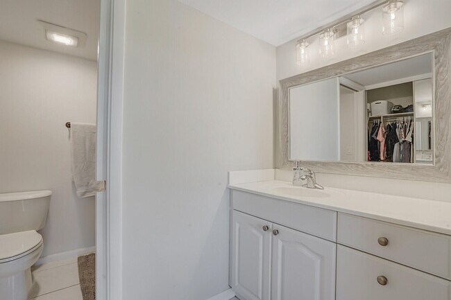 Building Photo - 6037 Balboa Cir