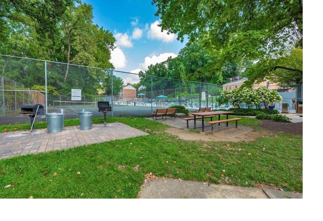 Building Photo - 10619 Montrose Ave