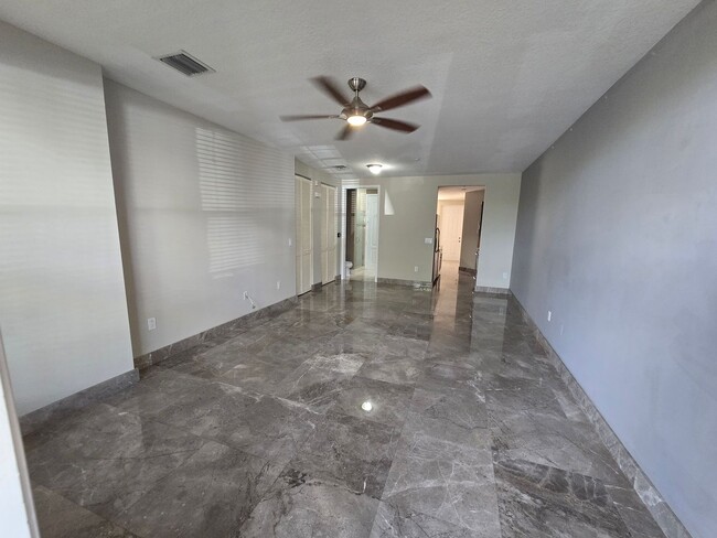 Building Photo - SPACIOUS 1 BEDROOM UNIT IS IN A HIGHLY SOU...