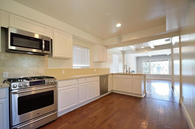 Building Photo - 3 Bedroom 2 bath Home, 2 Car garage, Air Conditioned