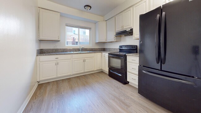 Building Photo - 1835 Pine Ave