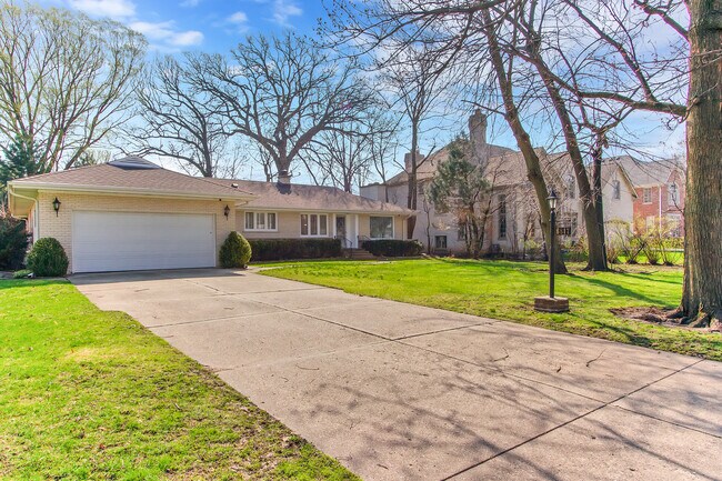 Building Photo - 6817 N Lamon Ave