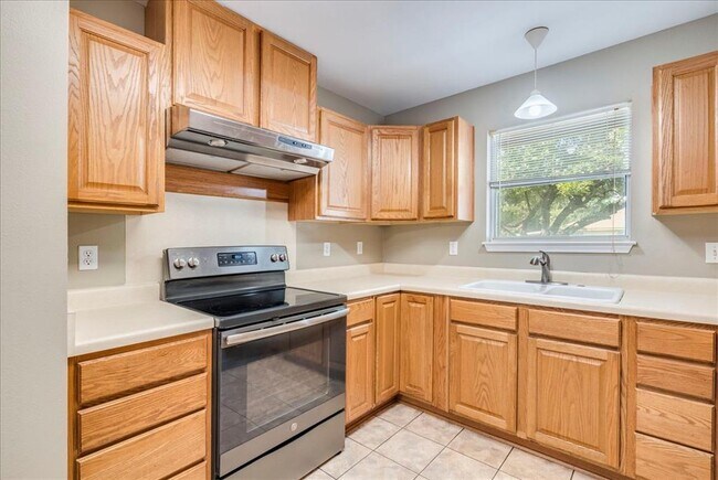 Building Photo - 1004 Misty Acres Dr