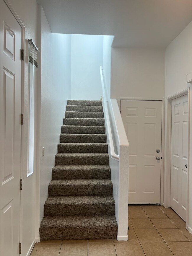 Building Photo - Luxurious 3 bedroom, 2.5 bath townhome, AC...