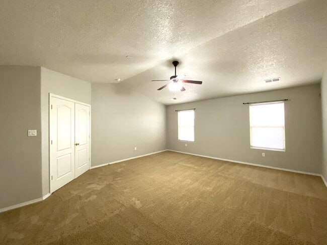 Building Photo - Large 5BR/2Story w/Balcony - Northern Meadows